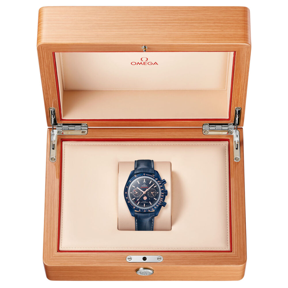 Speedmaster Moonphase 44.25 mm, blue ceramic on leather strap