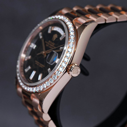 Rolex Day Date 40mm Eisenkiesel Diamonds
