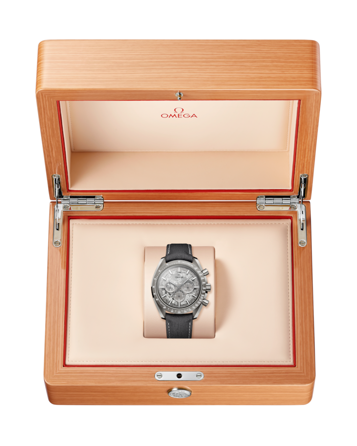 Speedmaster Dark Side of the Moon 44.25 mm, grey ceramic on coated nylon fabric strap