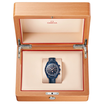 Speedmaster Moonphase 44.25 mm, blue ceramic on leather strap