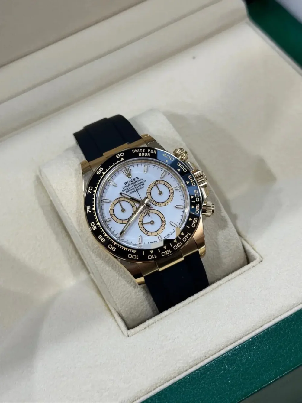 Rolex Cosmograph Daytona Yellow Gold White Dial with Oysterflex Bracelet